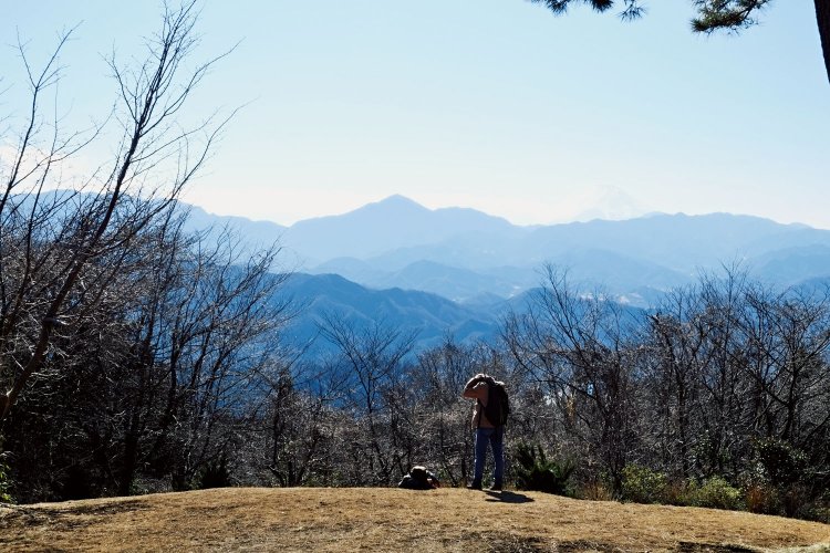 小仏城山（城山）山頂からの眺望。山頂は大きな広場になっている。