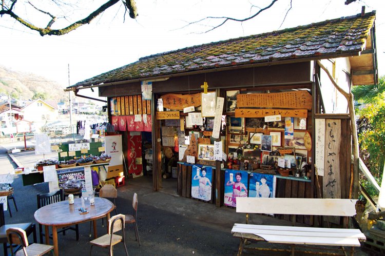 小仏城山から下りて行くと富士見茶屋の前に出る。茶屋の近くから富士山が見える。 土休日だけ開いている。