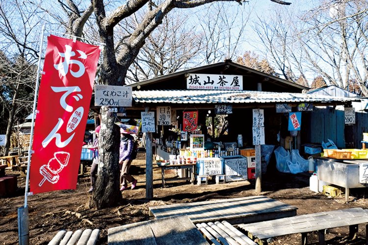 小仏城山の山頂には茶屋が2軒ありこちらは神奈川県側の城山茶屋。