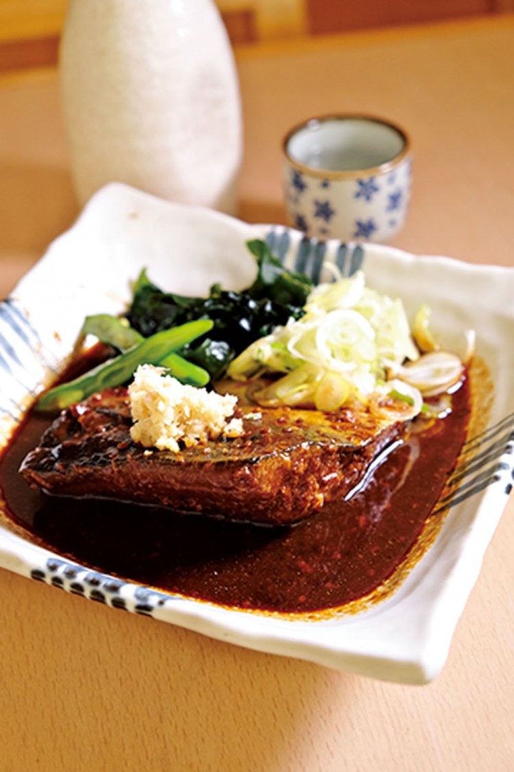 サバ味噌定食のサバ味噌だけをつまみに。日本酒におすすめ。