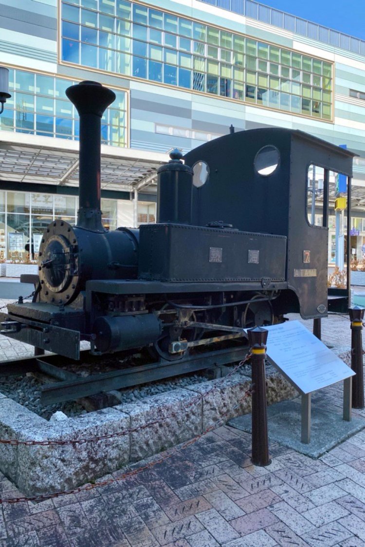 熱海駅前に展示されている熱海軽便鉄道7機関車。この機関車は明治40年（1907）から大正12年（1923）まで走っていたそう。