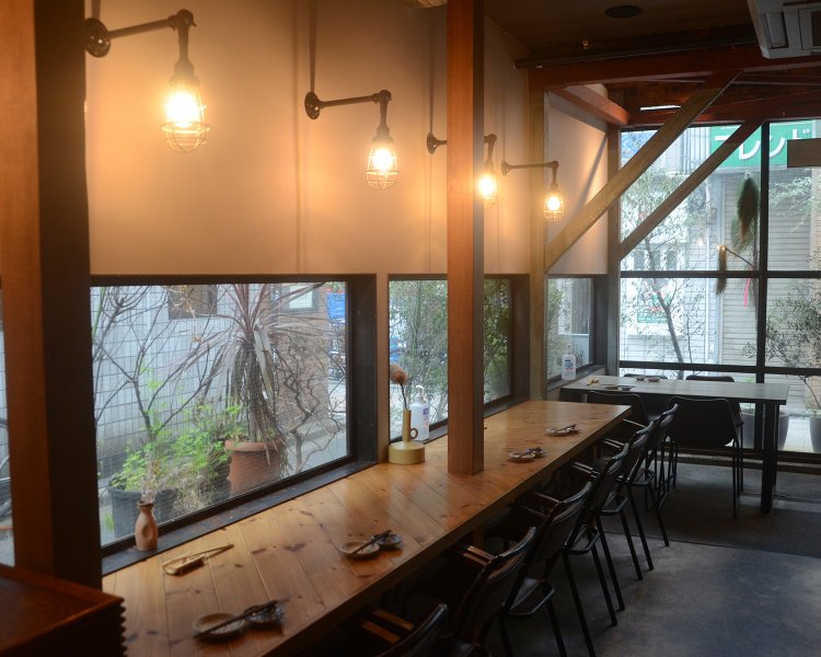 古民家を改装したという店内は開放感抜群。ちなみに2階にはカウンター席も用意されている。