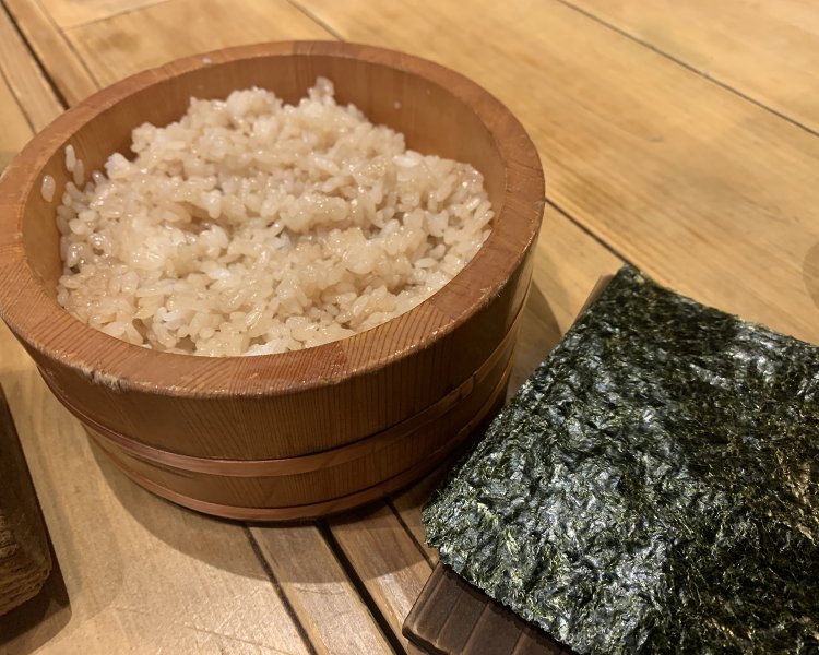 「マグロマート盛りにはこれもぜひ！」と平島さんが進めてくれたのはなんと酢飯セット。赤酢で作られた酢飯でマグロの手巻き寿司が楽しめる。