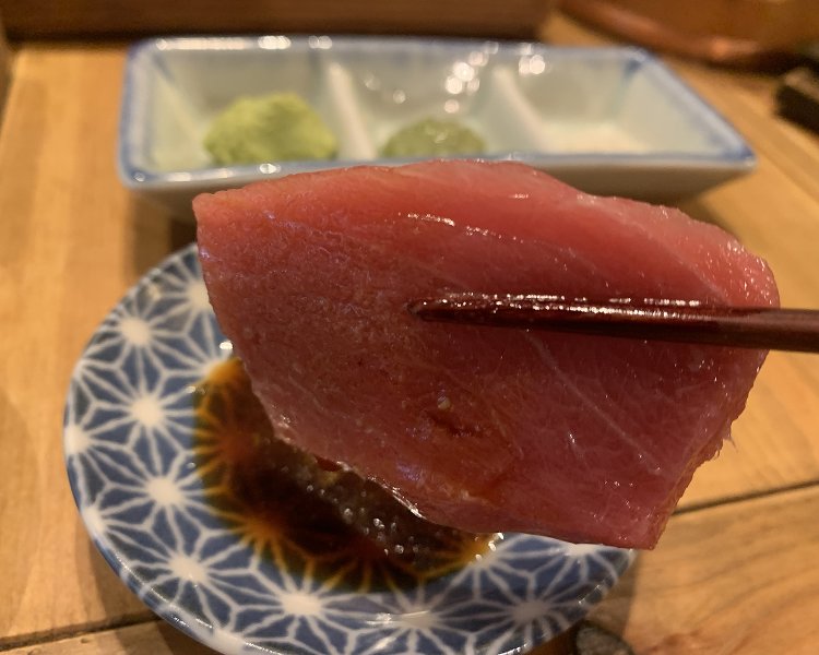 赤身はベーシックに醤油でそのまま！　ツヤツヤの色合いが忘れられない!!