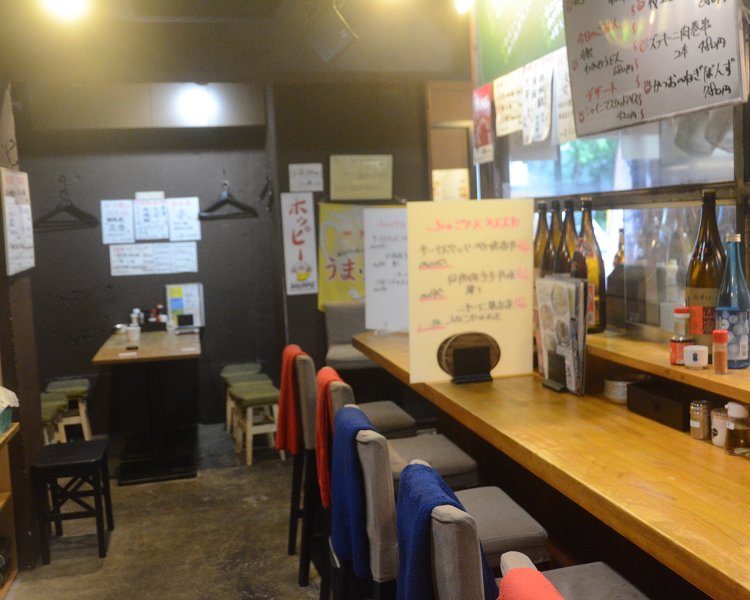 店内はオーソドックスな居酒屋の雰囲気。ホワイトボードにはこの日のイチオシメニューなどが書かれ、人気を博している。