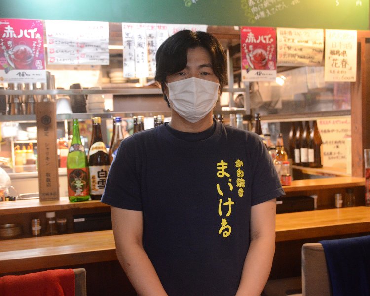 お話を伺ったのは店長の馬場大輔さん。普段は厨房でかわ焼きの調理を始め、フル回転で活躍中だ。