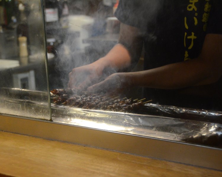 こちらがかわ焼きの調理風景。焼き鳥のように見えるものの、焦げ付かないように1本1本のひっくり返しのタイミングが速いのが特徴。