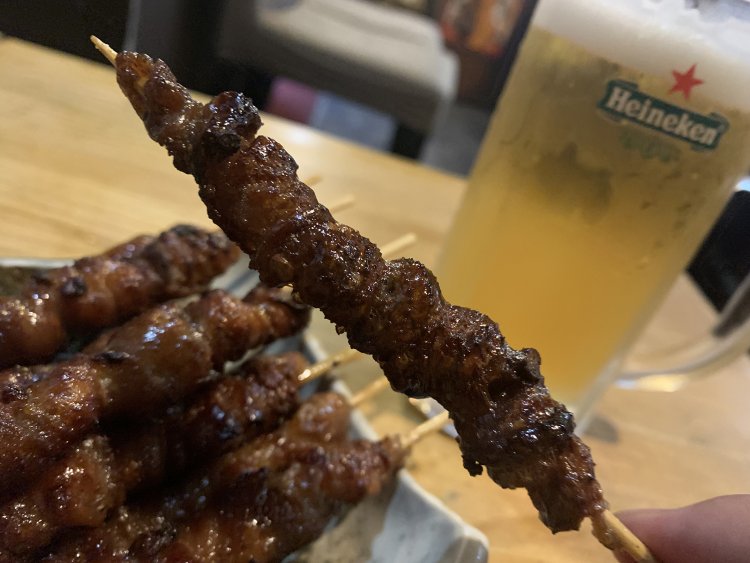 焼く前はこのサイズの4～5倍ほどの太さがあるが、余分な脂を落としていくことでこのサイズに。パリパリの食感がやみつきになる。