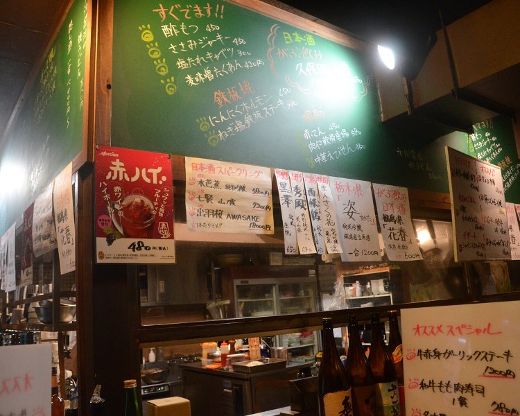店内のメニューを見るとお酒のラインナップが充実しているのがよくわかる。オーナーの好みとセンスによる品ぞろえだというが、それが客層と見事にマッチしている。