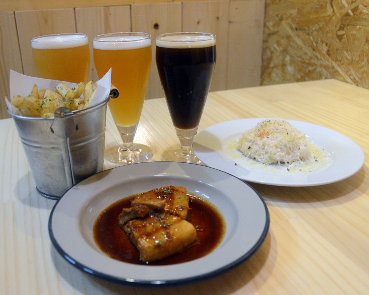 ビールはハーフサイズなら520円からという超リーズナブルな価格で提供。時間制の飲み放題コースもあるので、飲み比べるにはオススメ！