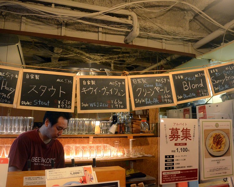 店内に入ると、その日提供できるビールの名前がズラリ。常に出来立てのオリジナルクラフトビールが8種類楽しめるようになっている。