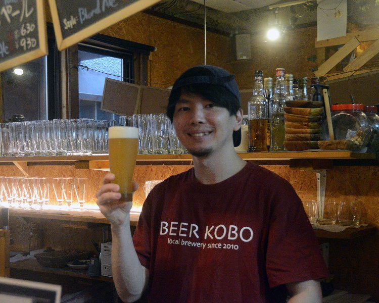 このお店で店長を務める春原（すのはら）将士さん。根っからのビール＆競馬好きでオリジナルクラフトビールの名前が競走馬と同じなんてことも!?