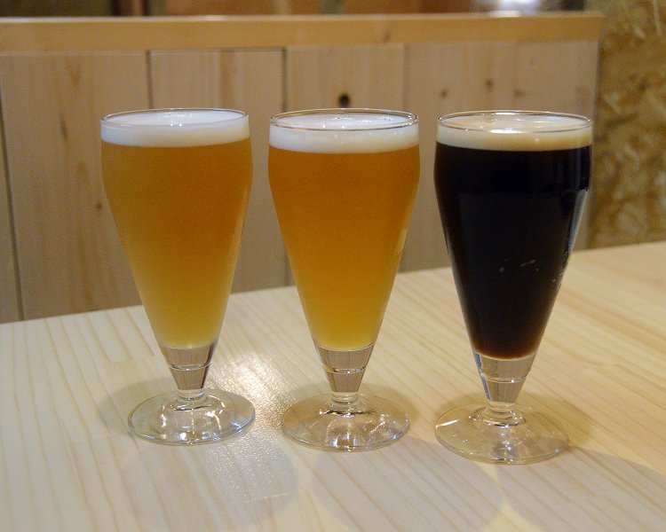 人気のクラフトビールを3種類チョイス。ハーフサイズなら520円からというリーズナブルな価格で楽しめるのも人気の秘訣。