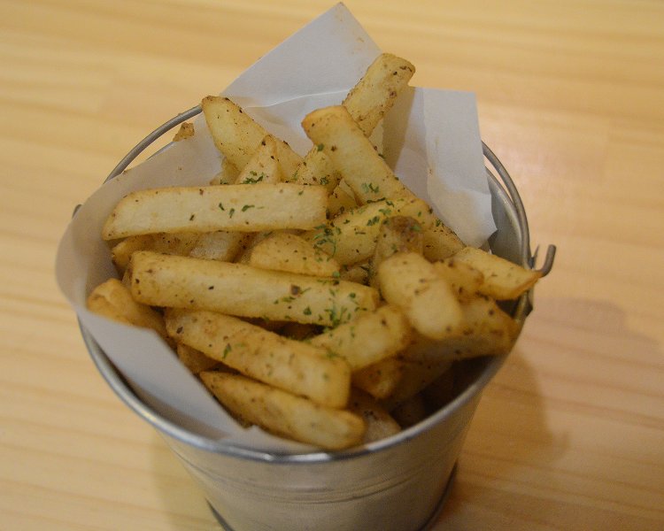 定番のポテトも『中野ビール工房』ではアンチョビソースと合わせるアレンジ。アンチョビフライドポテト590円のほのかな塩気がビールをさらにすすめることに。