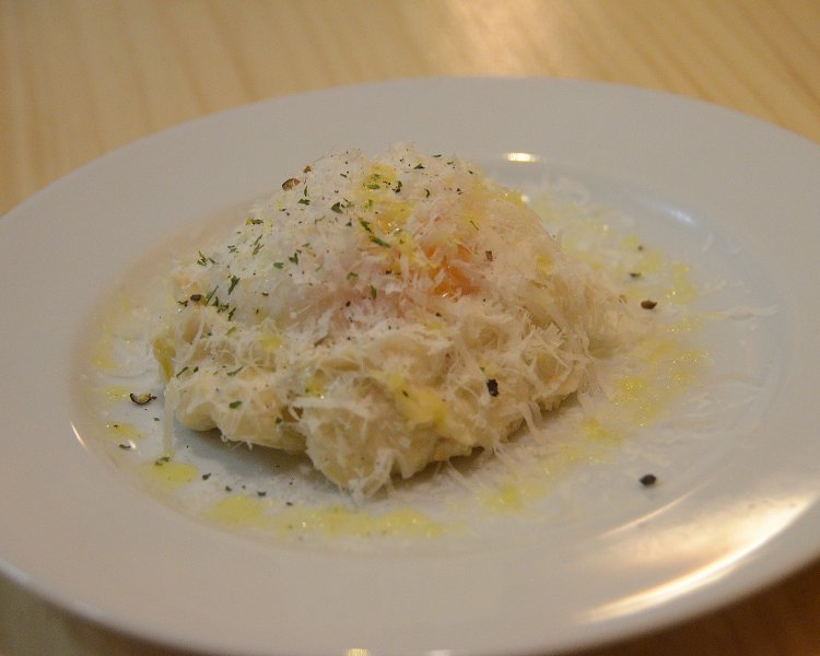 女子人気絶大というとろ～り卵の燻製チーズポテトサラダ390円は、最近リニューアルしたばかりのポテトサラダ。たっぷりのチーズが女性のハートをわしづかみに。