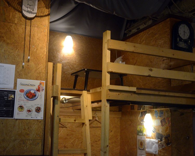 店内はやや小ぶりながらも席のレイアウトが実にユニーク。写真はズバリロフト風のテーブル席。遊び心満点な席で男性客に人気が高いという。