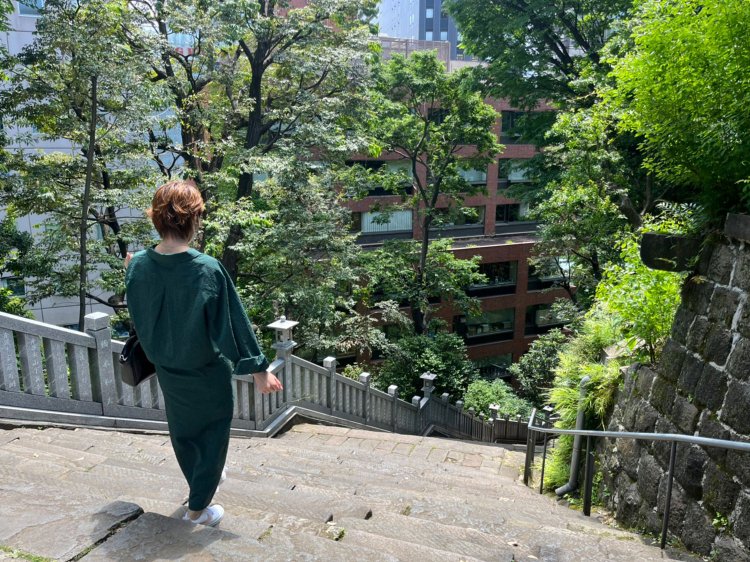 帰りは緩やかな女坂を下って行く。