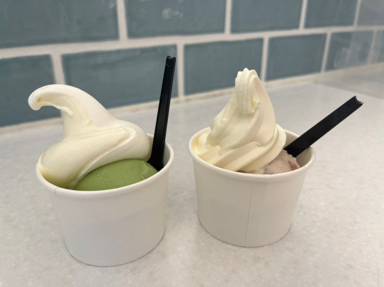 お目当ては結構早くからやっているソフトクリーム屋さん『SOWA』。平日は10時からやってる。