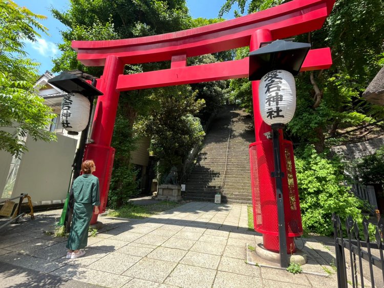 「出世の石段」は傾斜40度、86段の急な参道だ。