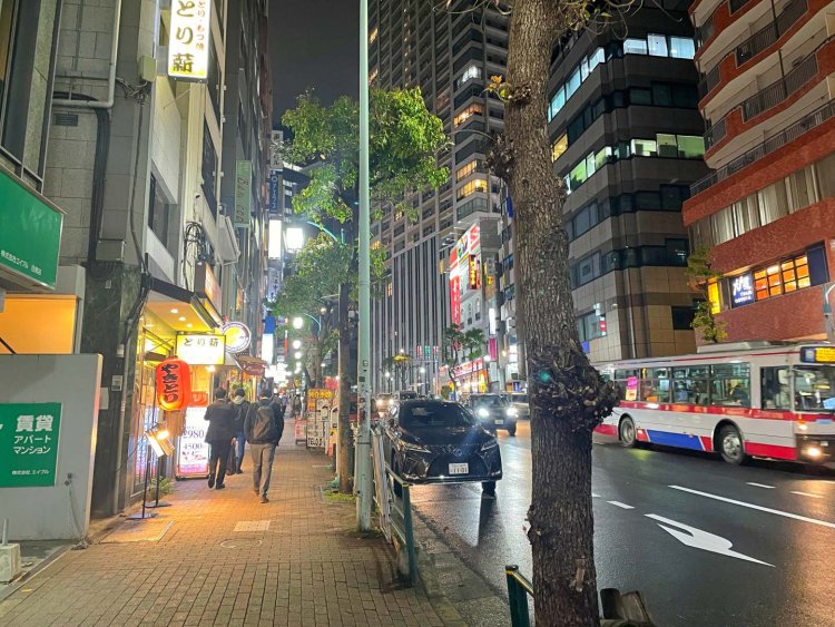 飲食店が並ぶ、大人の街目黒にある権之助坂(ごんのすけざか)。