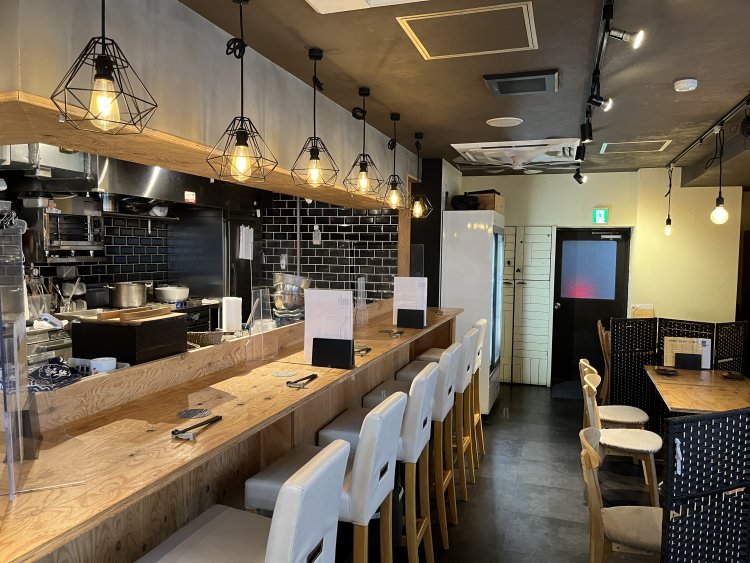 カウンター席がメインなので、1人でも気軽に立ち寄れる雰囲気。