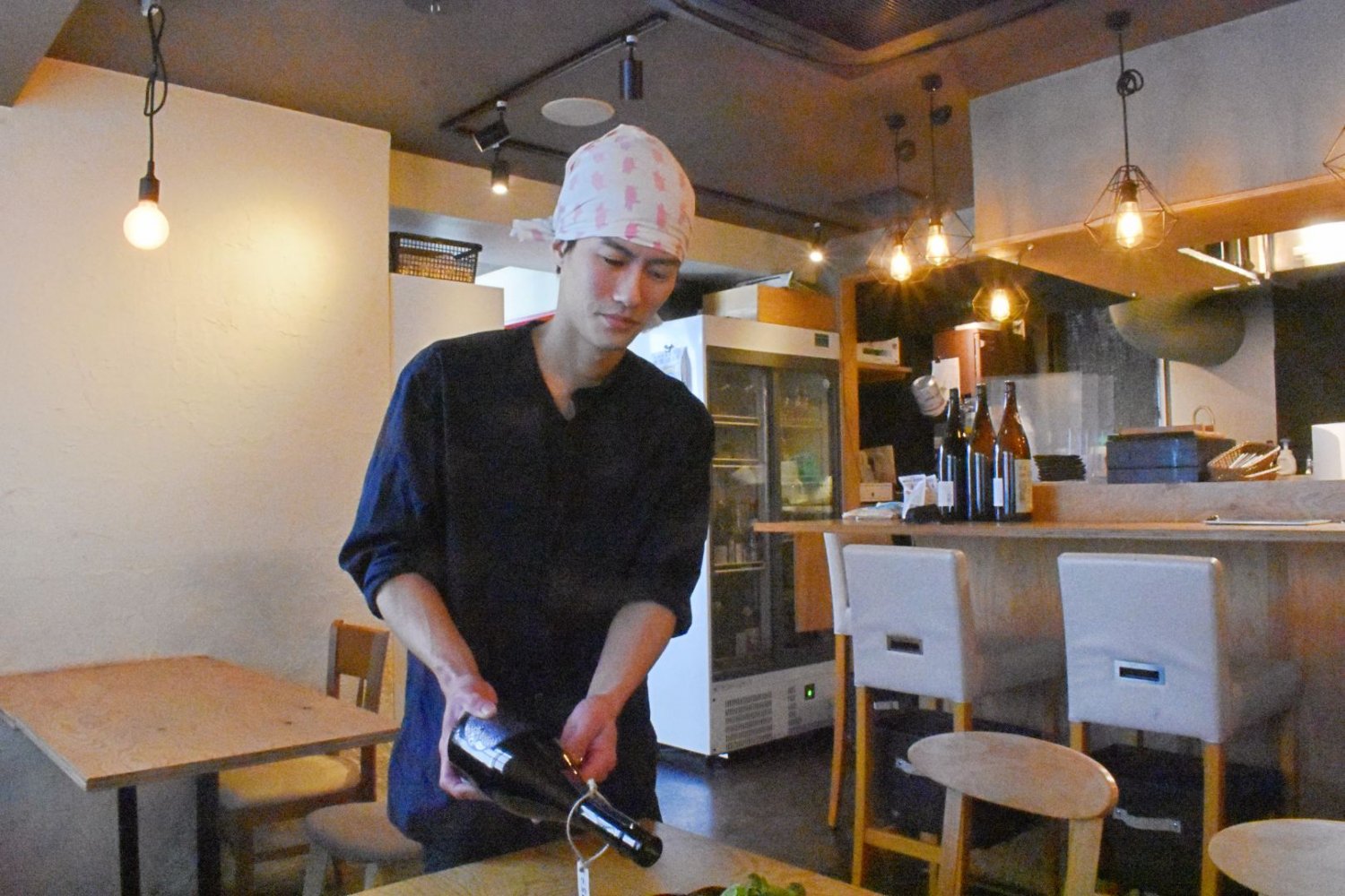 さまざまな創作和食を作る料理人でもある、店長の服部さん。