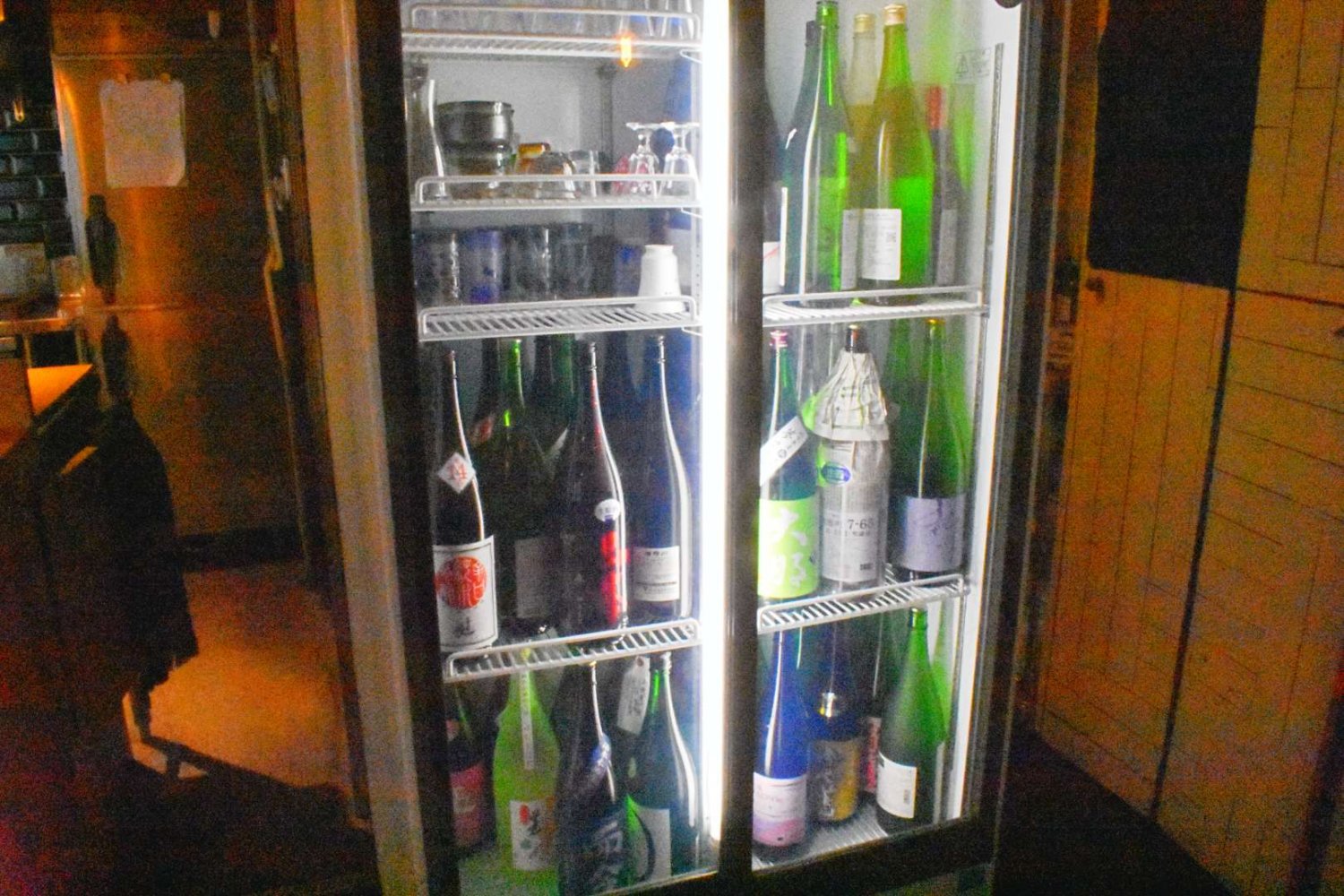お店の冷蔵庫には、さまざまな銘柄の日本酒の瓶がぎっしり。