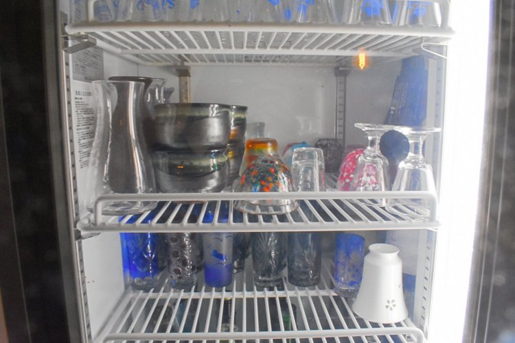 いろいろなデザインの盃があり、目でも楽しめる。