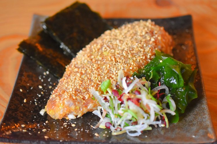 2〜3種の鮮魚を叩いてなめらかに仕上げた、いとのなめろう1050円。