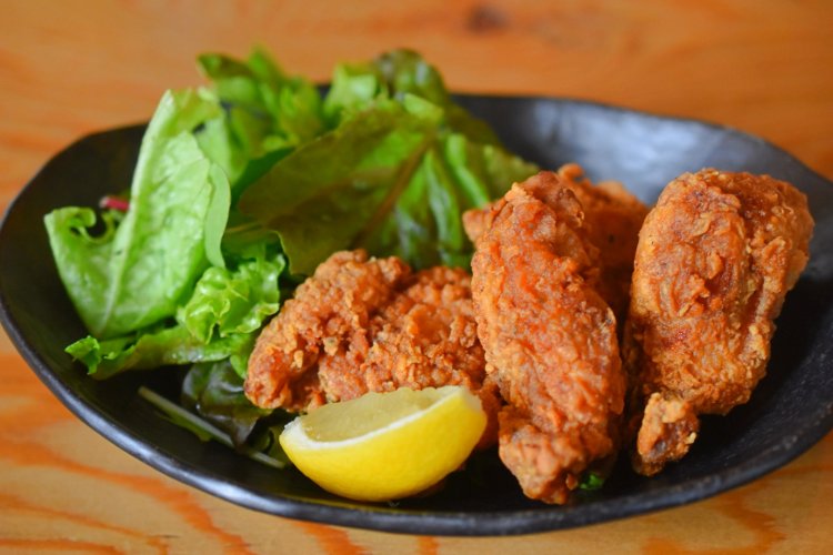 カリッとした衣にジューシーな肉がたまらない、大山鶏のカラアゲ1320円。