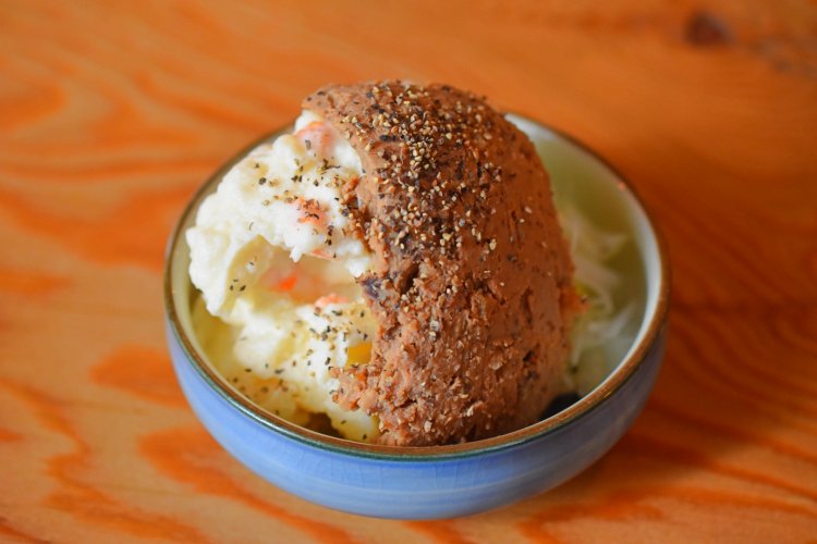 こんもりと盛られた2色が彩り豊かな、ポテトサラダとレバーパテの相盛720円。