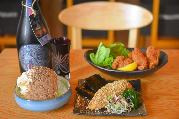 毎日通えるよう、日本酒にぴったりのほっと落ち着くような和食ベースの料理が多い。