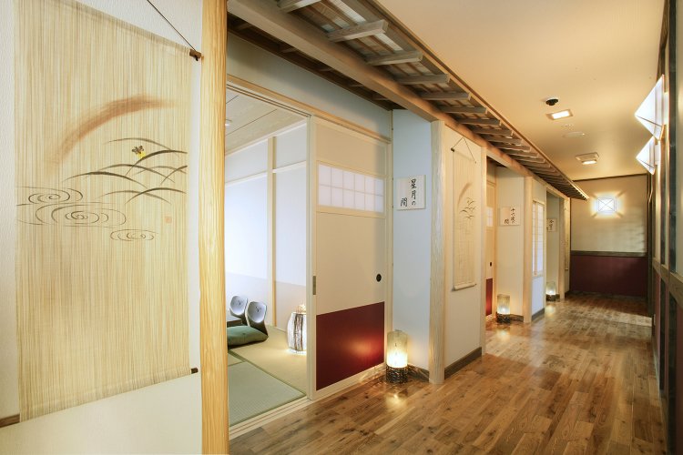 個室エリアは旅館そのもの。