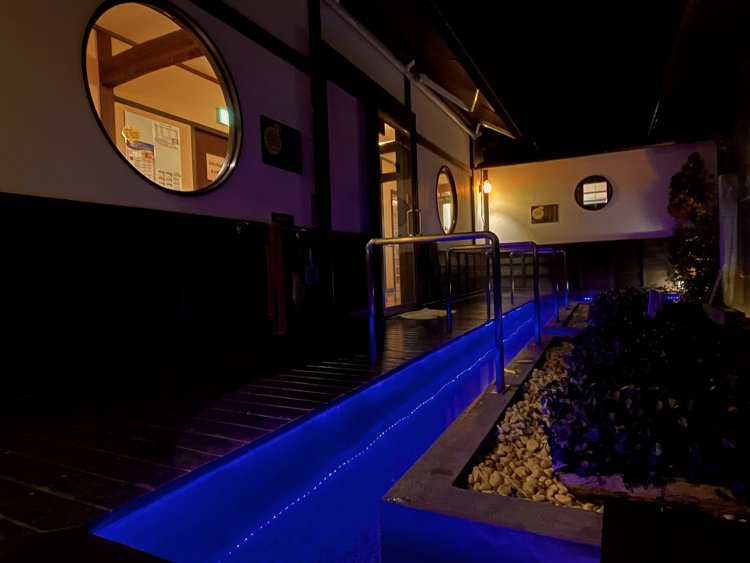 ライトアップが美しい足湯。星空を邪魔しない。