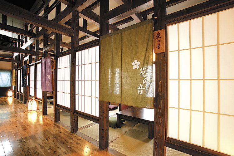 一日楽しんだ後は、個室食事処で秩父の料理もいただける。