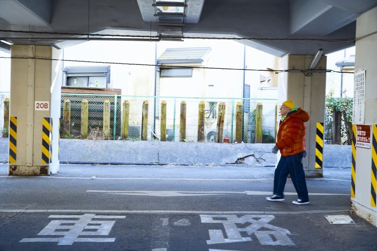 地元民御用達、中央線の高架下を歩く。「脇に見える木の杭は、高架前の線路の柵です」。