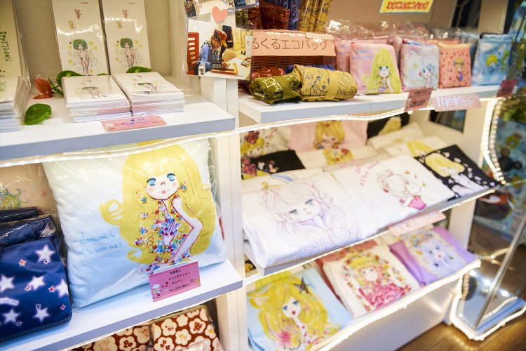 クッションやタオルなど、地元在住作家・水森亜土のグッズが特に充実。「限定生産のコレクターズアイテムもぜひ！」