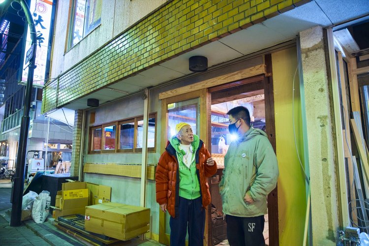 ヨドバシ裏で開店準備を進めていた知人にバッタリ。散歩中は多くの知り合いに遭遇。