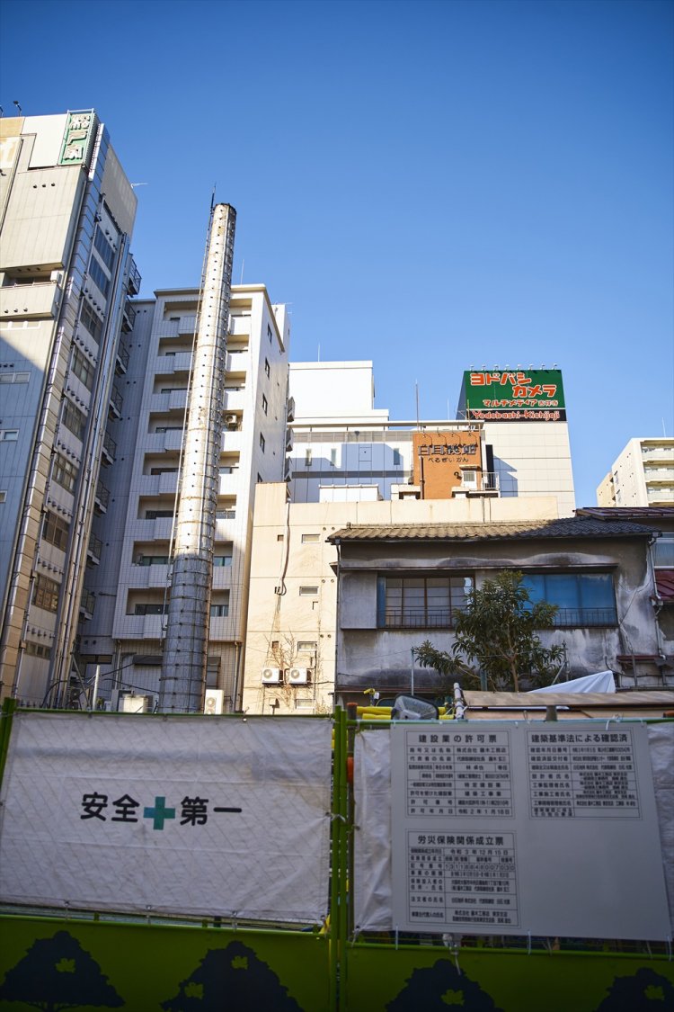 閉業したよろづ湯の煙突。「最先端のものが好きだけど、寂れゆくものへの愛おしさもあります」。