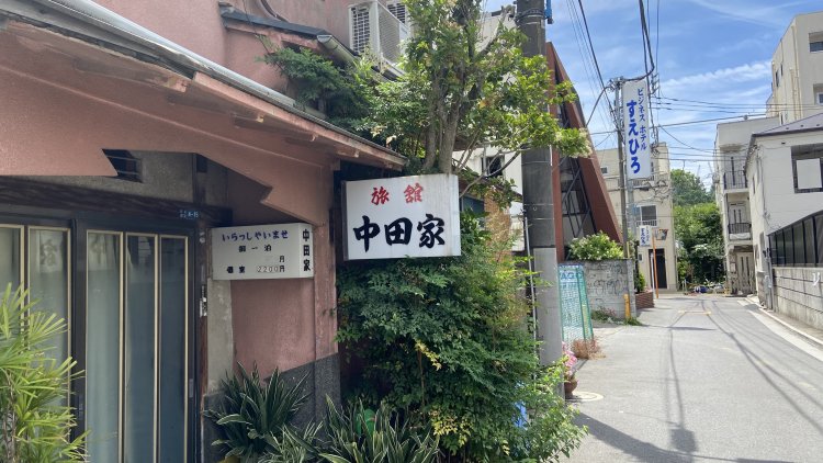 新宿四丁目にはいまだに「旅荘」や「ビジネス旅館」などの文字が躍る。