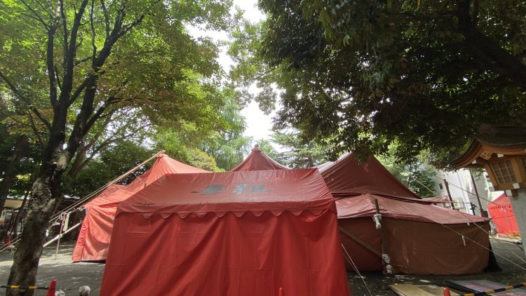 花園神社境内に出現する赤テント。
