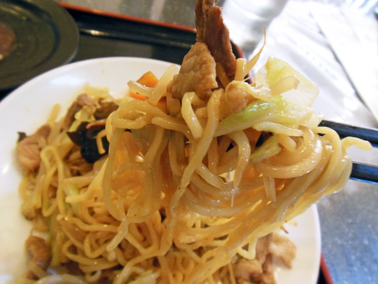 玉ねぎ、白菜、人参、もやしなど、野菜たっぷりの上海焼きそば。大きめにカットされた豚肉入り。