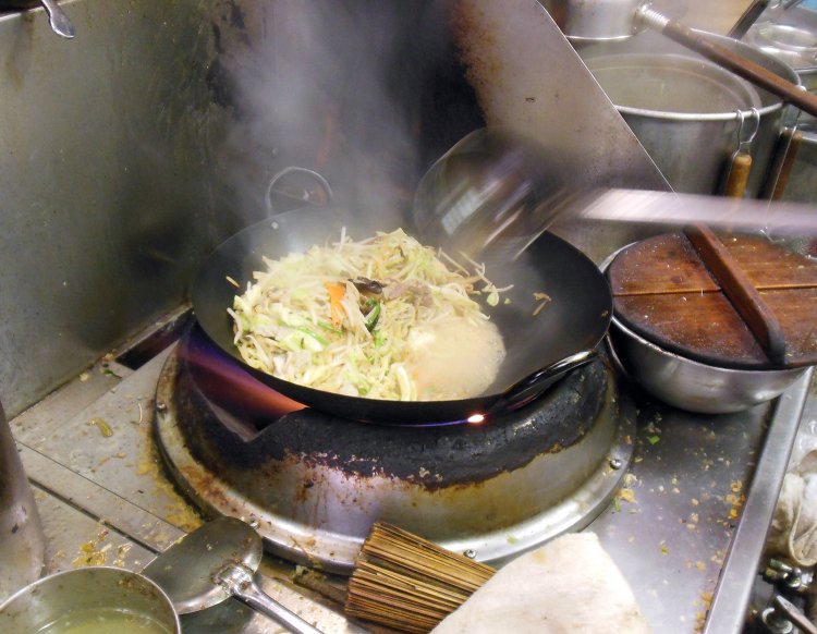 慣れた手つきで素早く味を整えて、麺と具材を炒め煮する。調味料は自家製のものが多いのだとか。