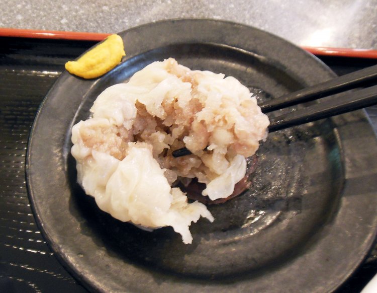 ランチセットには1個サービスで付いてくるジャンボシュウマイ。