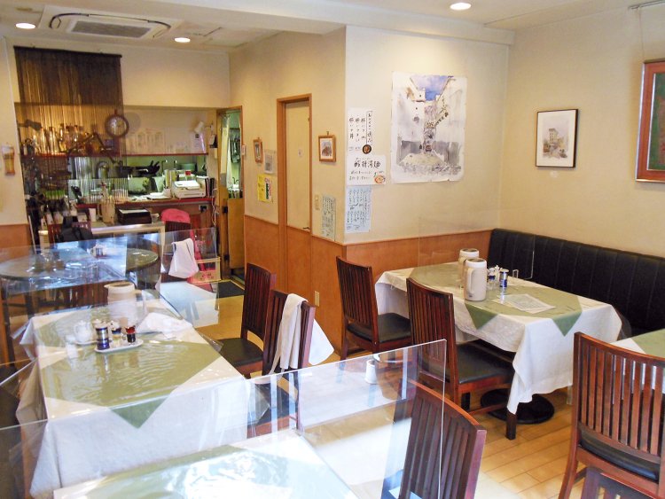 どこか懐かしい感じがするアットホームな店。キンコーン♪とひっきりなしに入り口のチャイムが鳴る。
