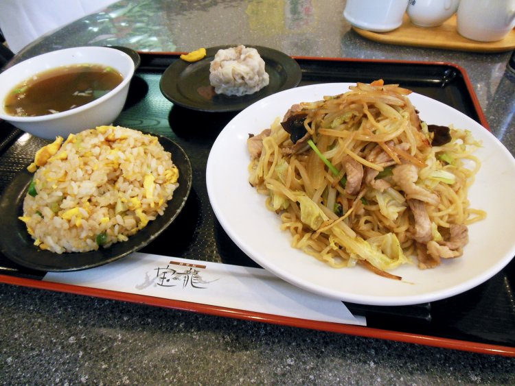 上海焼きそば850円のセット。ボリューム満点。