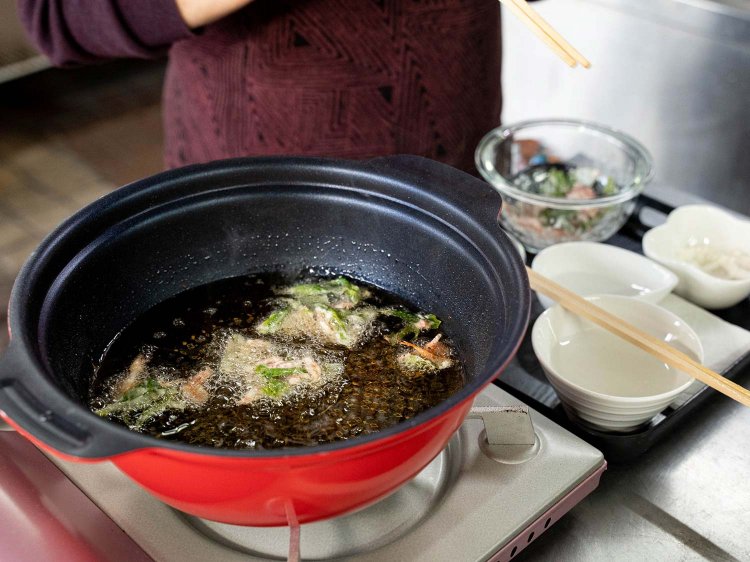摘みたての新芽、桜えびに小麦粉と水を加えて和え、低温の油でサッと揚げれば「茶くらえび」のできあがり。一口サイズのつまみ揚げにするのが山崎さんのおすすめ