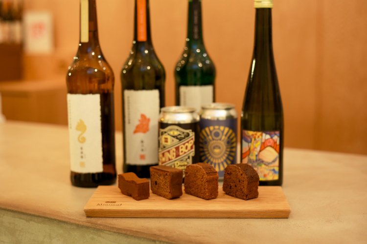 営業時間内はガトーショコラとお酒のペアリングも楽しめる。