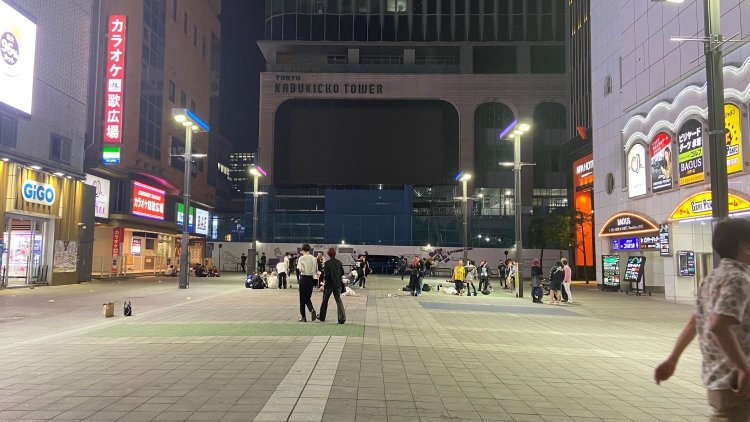 歌舞伎町シネシティ広場は、本当に何もない広場。イベントなどで使われるという。