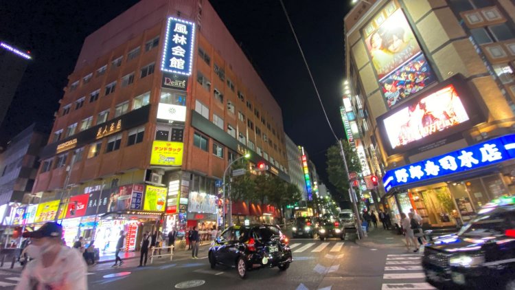 歌舞伎町のセンターに位置する風林会館。24時間営業のドラッグストアもある。